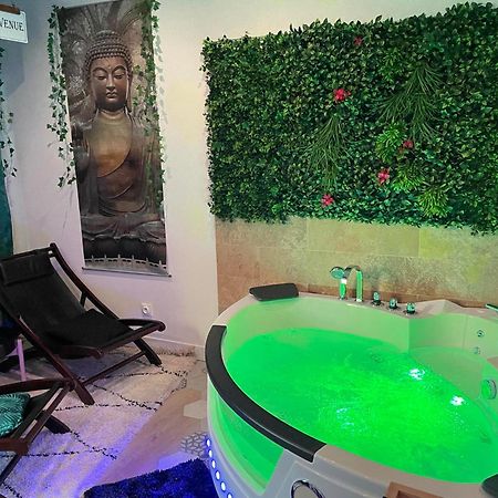 Maison Prestige Le Donjon Des Plaisirs Jacuzzi Montluel Bagian luar foto