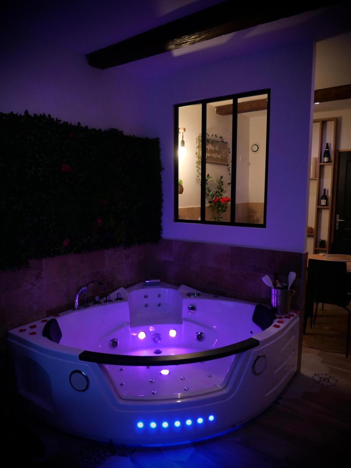 Maison Prestige Le Donjon Des Plaisirs Jacuzzi Montluel Bagian luar foto