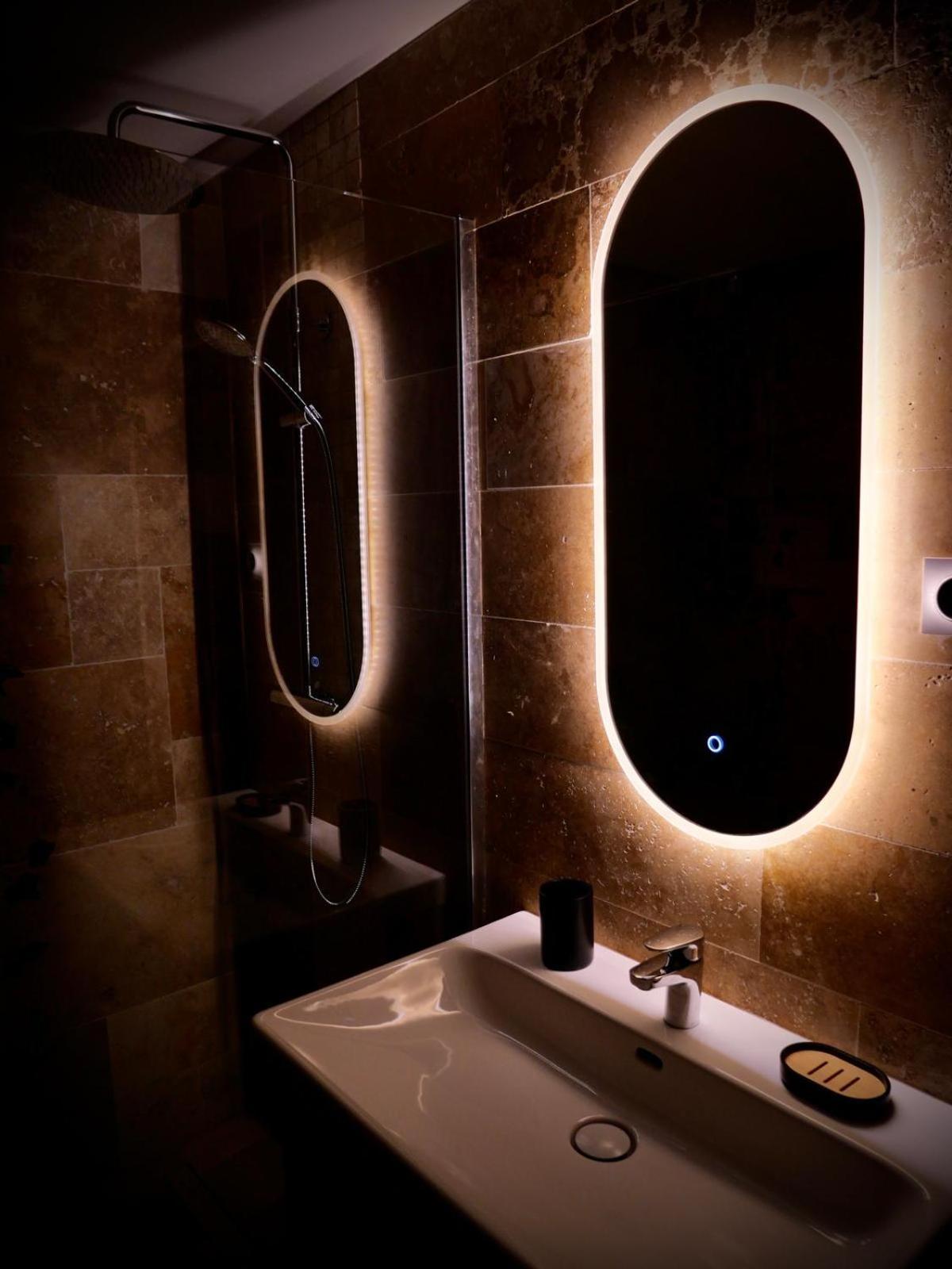 Maison Prestige Le Donjon Des Plaisirs Jacuzzi Montluel Bagian luar foto