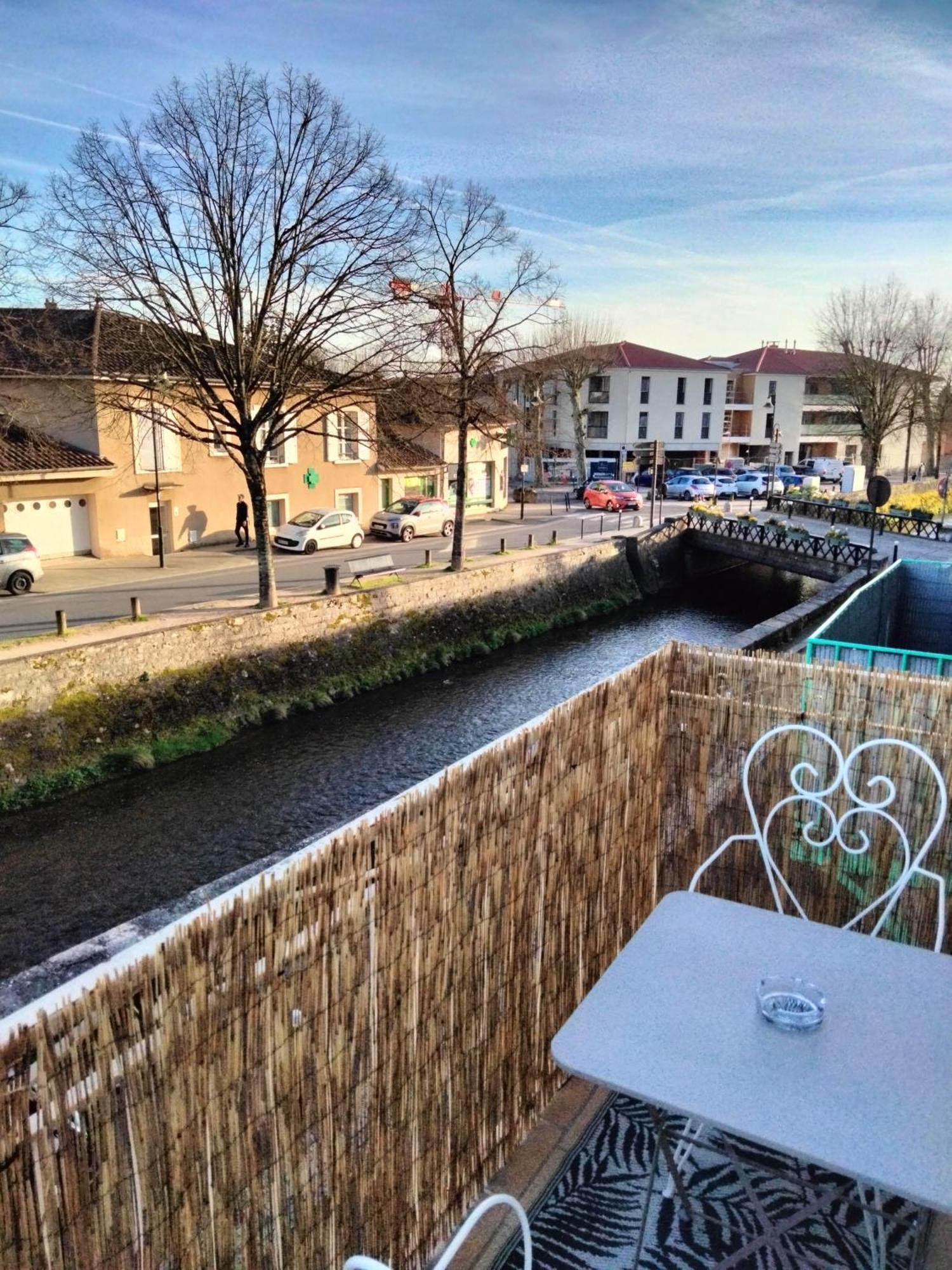 Maison Prestige Le Donjon Des Plaisirs Jacuzzi Montluel Bagian luar foto