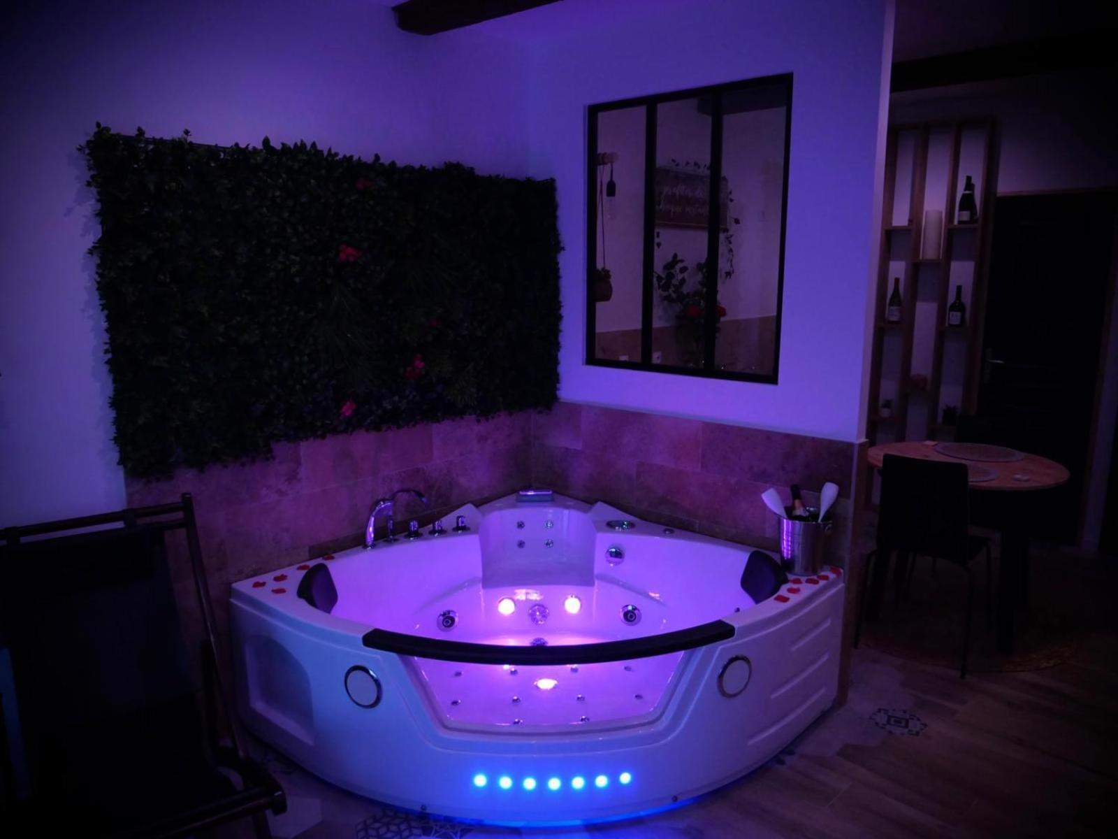 Maison Prestige Le Donjon Des Plaisirs Jacuzzi Montluel Bagian luar foto