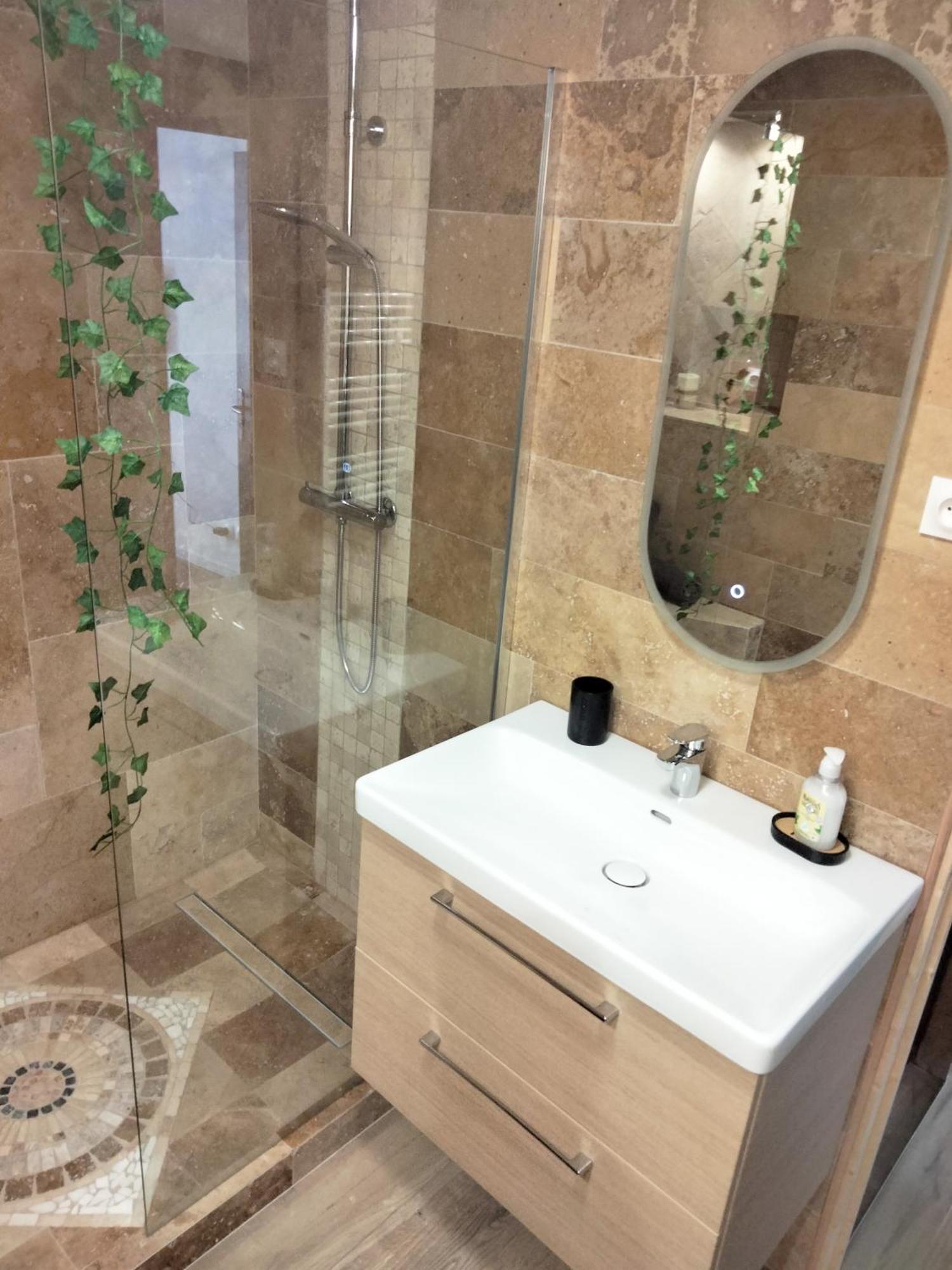 Maison Prestige Le Donjon Des Plaisirs Jacuzzi Montluel Bagian luar foto