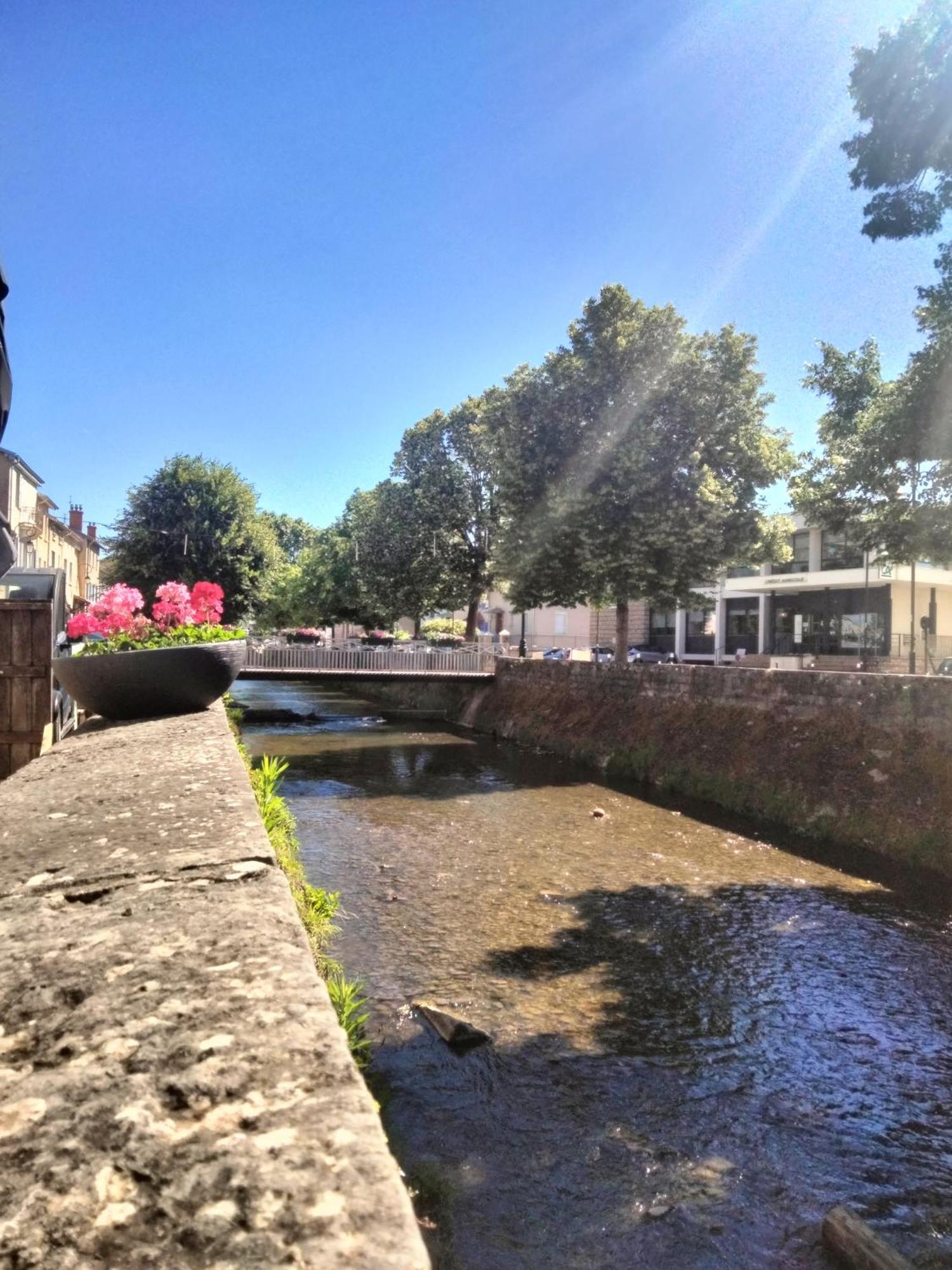 Maison Prestige Le Donjon Des Plaisirs Jacuzzi Montluel Bagian luar foto