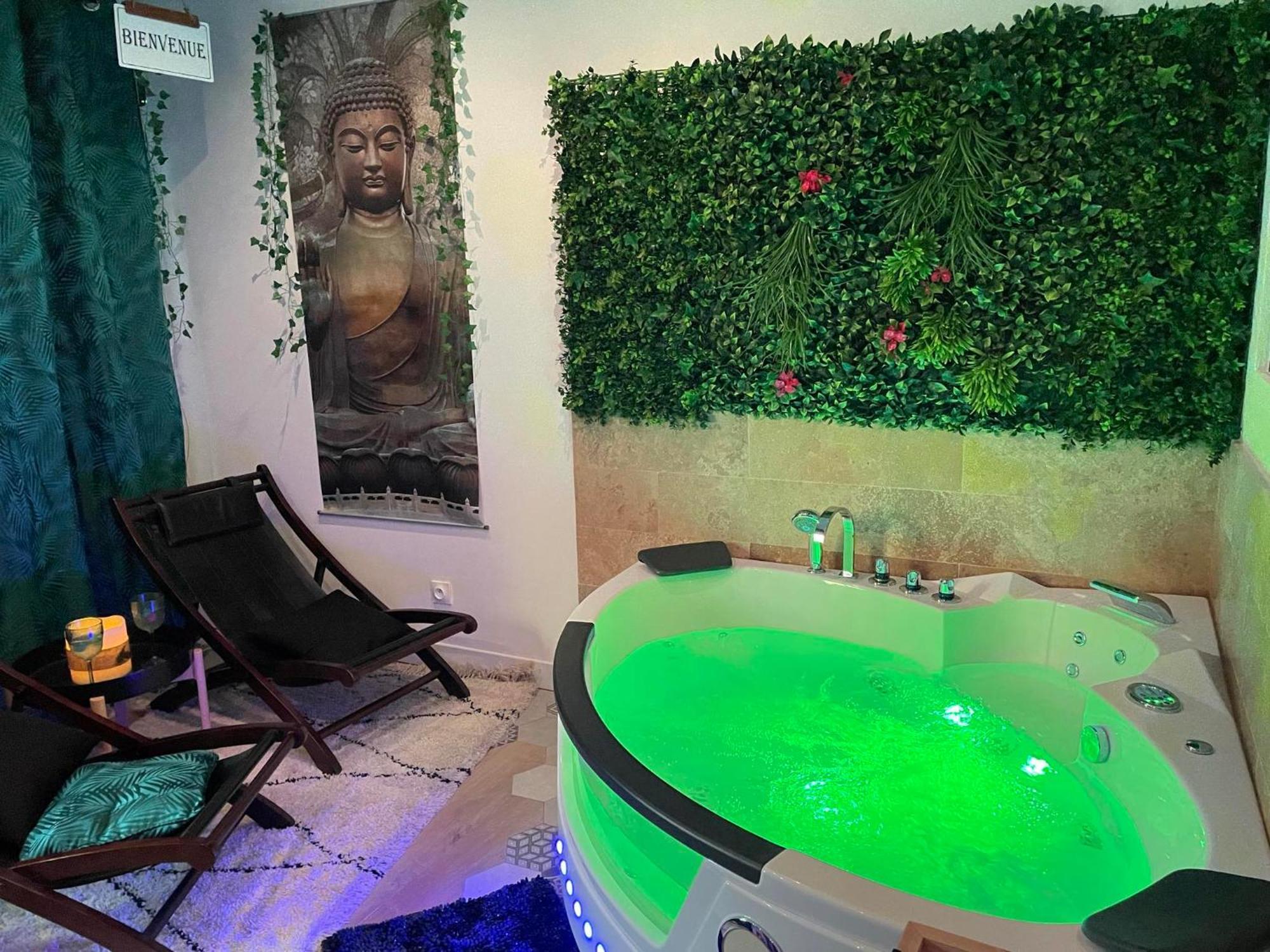 Maison Prestige Le Donjon Des Plaisirs Jacuzzi Montluel Bagian luar foto