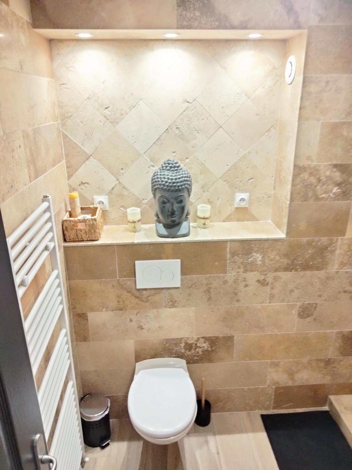 Maison Prestige Le Donjon Des Plaisirs Jacuzzi Montluel Bagian luar foto