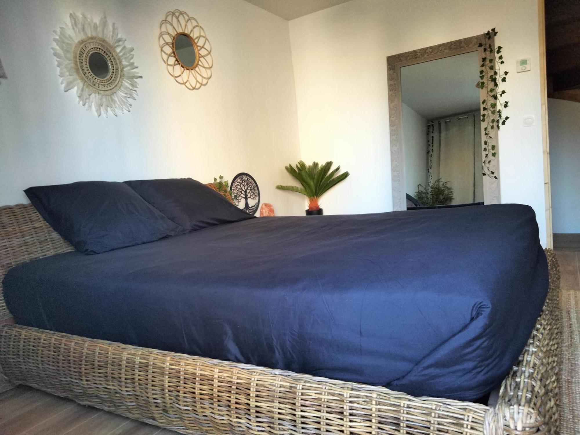 Maison Prestige Le Donjon Des Plaisirs Jacuzzi Montluel Bagian luar foto